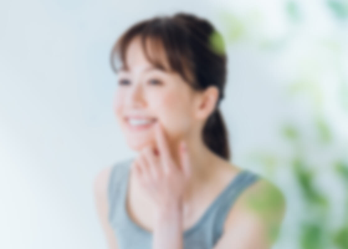 白い歯を見せて微笑む女性のイメージ